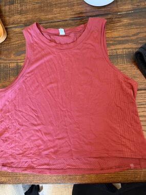 Lululemon burgandy Cropped tank - high low hem